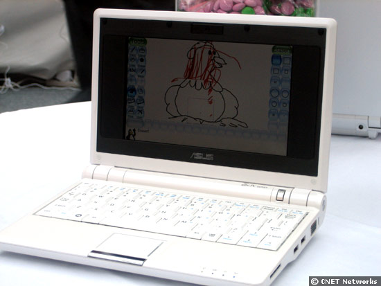 هموطن انلاين - شركت Eee PC لپ تاپ منحصر به فردي را در آمريكا روانه بازار كرده كه بسيار سبك است و مجهز به نمايشگر 7 اينچي از نوع LCD است. قيمت اين نوت بوك كه با استفاده از سخت افزارهاي تايواني و تراشه هاي اينتل ساخته شده تنها 399 دلار است و قرار است در قالب طرح يك لپ تاپ براي هر كودك روانه بازار شود.