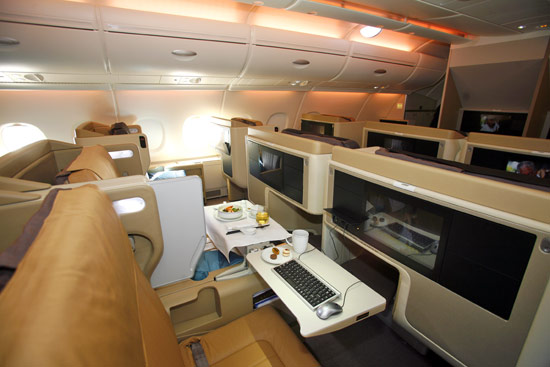 هموطن آنلاين - تصوير نمايي از درون هواپيماهاي A380 را نشان مي دهد كه مجهز به نمايشگرهاي LCD و رايانه است.