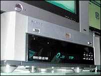 دو شرکت توشيبا و سوني که فرمت هاي Blu-ray و HD DVD را عرضه کرده بودند هم اکنون به دنبال تصاحب بخش بزرگتري از بازار هستند.