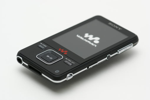 هموطن آنلاين - تصوير نمايي از NWZ-A820 را نشان مي دهد که يک MP3 player زيبا با صفحه نمايشگر 2.4 اينچي است.