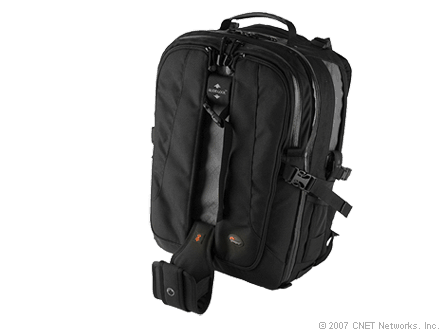 هموطن آنلاين - Vertex 200AW  نام يك كوله جديد است كه توسط Lowepro  طراحي شده و از جمله ويژگي هاي مثبت آن مي توان به ضد آب بودن و بهره مندي از عايق هايي خاص اشاره كرد كه باعث مي شود گرما يا سرما بيرون كوله به درون آن نفوذ نكند.