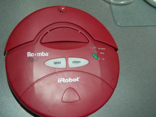 هموطن آنلاين - Roomba  نام رباتي است كه به تازگي روانه بازار شده و براي نظافت زمين و شست شوي آن قابل استفاده است. اين ربات با بدنه پهني كه دارد مي تواند وظايف محوله را به سادگي انجام دهد.