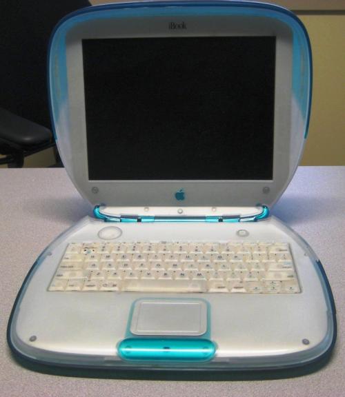 هموطن آنلاين - تصوير نمايي از رايانه iBook‌ شركت اپل را نشان مي دهد كه اولين نمونه از آن در سال 1999 ساخته شد