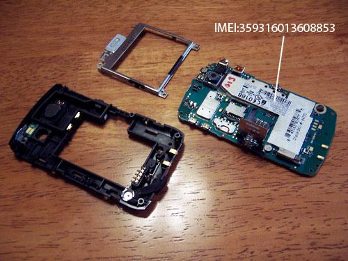 هموطن آنلاين - تصوير نمايي از درون و محتويات يك گوشي BlackBerry را نشان مي دهد.