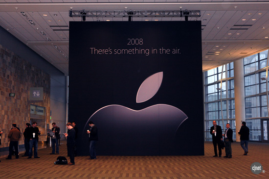 هموطن آنلاين - نمايي از سالن برگزاري نمايشگاه macworld شركت اپل در سان فرانسيسكوي آمريكا.