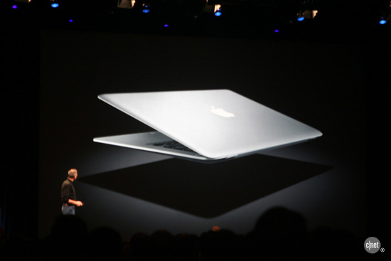 هموطن آنلاين - MacBook Air بسيار باريك است و تا دو هفته ديگر روانه بازار مي شود.