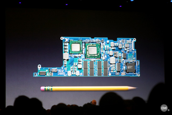 هموطن آنلاين - برد اصلي MacBook Air  طولي به اندازه يك مداد دارد. وزن اين نوت بوك هم به اندازه يك پاكت نامه است.