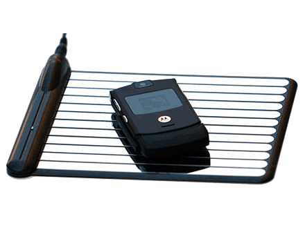 هموطن آنلاين - WildCharger نام شارژر استثنايي شركت موتورولا براي گوشي هاي Razr V3 است.