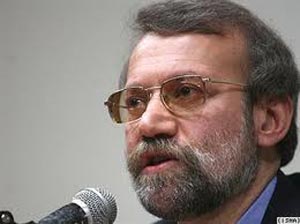 لاریجانی گفت: ملت  ایران مشی استقامت و دادگری فروتنانه را برگزیده است ، با صلابتی که نیزه خدا در روی زمین باشد و تردیدی در مبارزه با شگردهای استکباری به خود راه نمی دهد.
