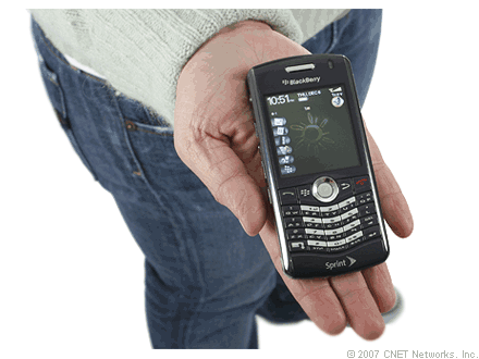 هموطن آنلاين -  Pearl 8130 جديدترين گوشي هوشمند بلاك بري است كه با دوربين 2 مگاپيكسلي با فناوري هاي GPS, EV-DO  سازگار است. اين گوشي 200 دلار قيمت دارد.