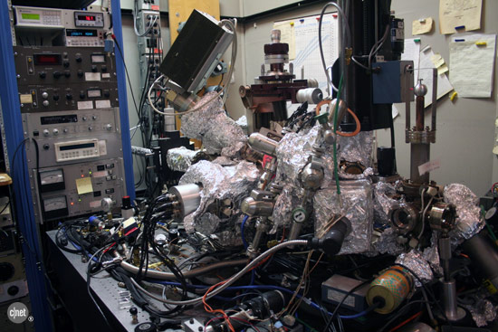 هموطن آنلاين - شركت IBM با استفاده از تكنيكي موسوم به scanning tunneling microscope (STM) روشي جديد و سريع تر براي ذخيره سخت افزاري اطلاعات پيدا كرده است.