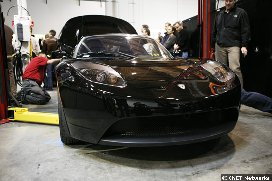 هموطن آنلاين - Tesla Roadster بيش از 98 هزار دلار قيمت دارد و پس از يك بار شارژ مي تواند 200 مايل را طي كند.