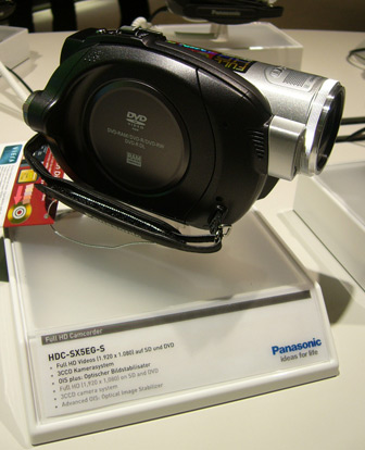 هموطن آنلاين - HDC-SX5  جديدترين camcorder  شركت پاناسونيك است كه دقت بالايي دارد و مي تواند اطلاعات را بر روي SD card يا دي وي دي ذخيره كند.