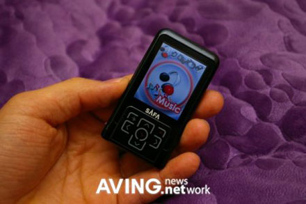 هموطن آنلاين- اخیرا در کنار انواع mp3 player  ها و mp4 های موجود در بازار , محصول جدید media player portable از شرکت safa با مدل x-lay متولد شد.  از ویژگی های آن می توان به امکان پخش فرمت هایی نظیر  APE , FLAC , WMA , WAV , MP3 و قابلیت ساخت آلبوم عکس و پشتیبانی لازم برای دانلود و مطالعه E – BOOK اشاره کرد.