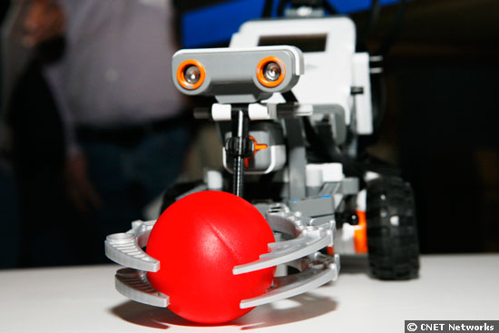 هموطن آنلاين - رباتي كه در تصوير مي بينيد Mindstorms نام دارد و به نرم افزار ويژه گرافيكي و بصري مجهز است كه به آن امكان ديد مناسب از محيط را مي دهد.